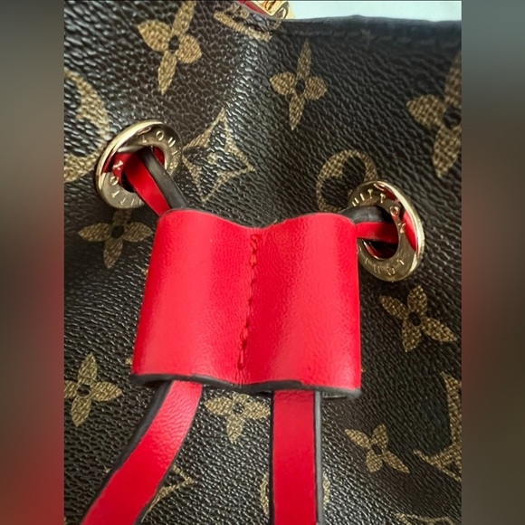 👑✅PRICE FIRM✅ Brown and Red Monogram Bucket Crossbody bag. Like brand new! - Picture 8 of 17